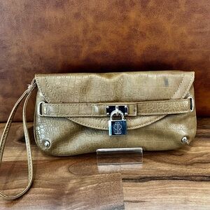 Jennifer Lopez wristlet w/ LOCK🔒✨